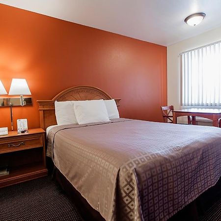 Americas Best Value Airport Inn - СіТак Екстер'єр фото