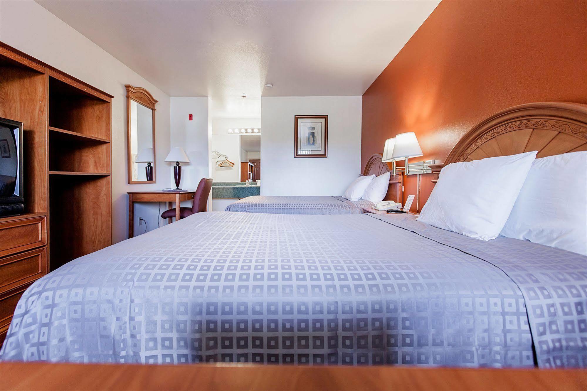 Americas Best Value Airport Inn - СіТак Екстер'єр фото
